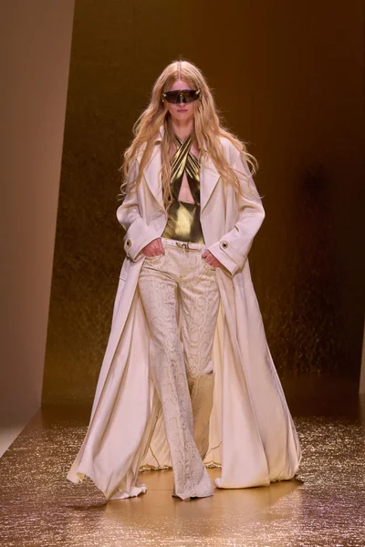 Look 16
